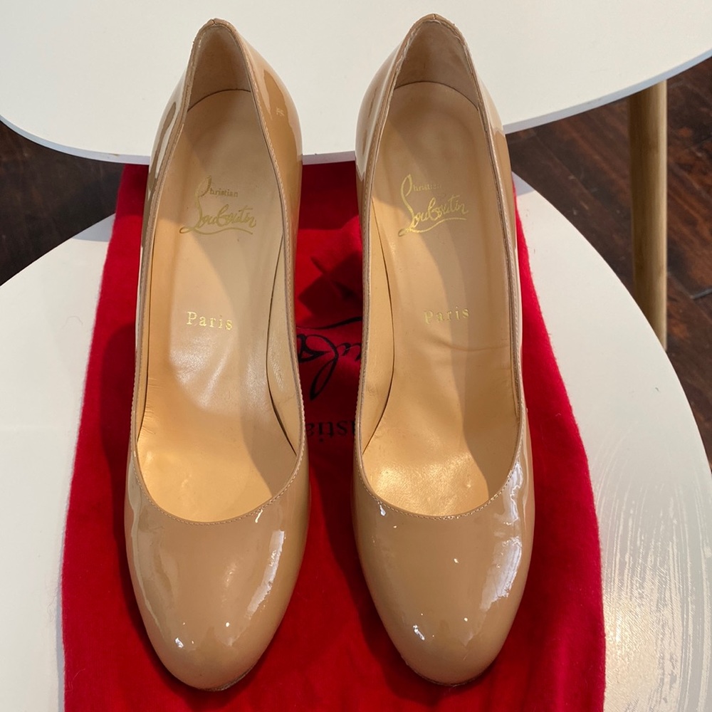 Christian Louboutin
Simple pump patent leather heels